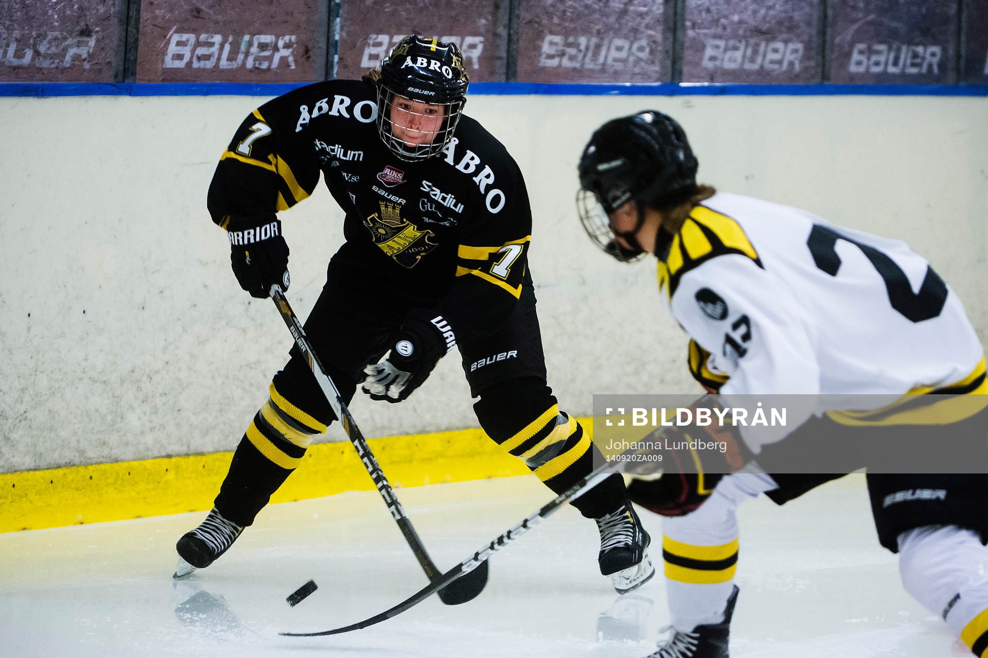 s Amanda Lundström utmanar Brynäs Tilda Svensson