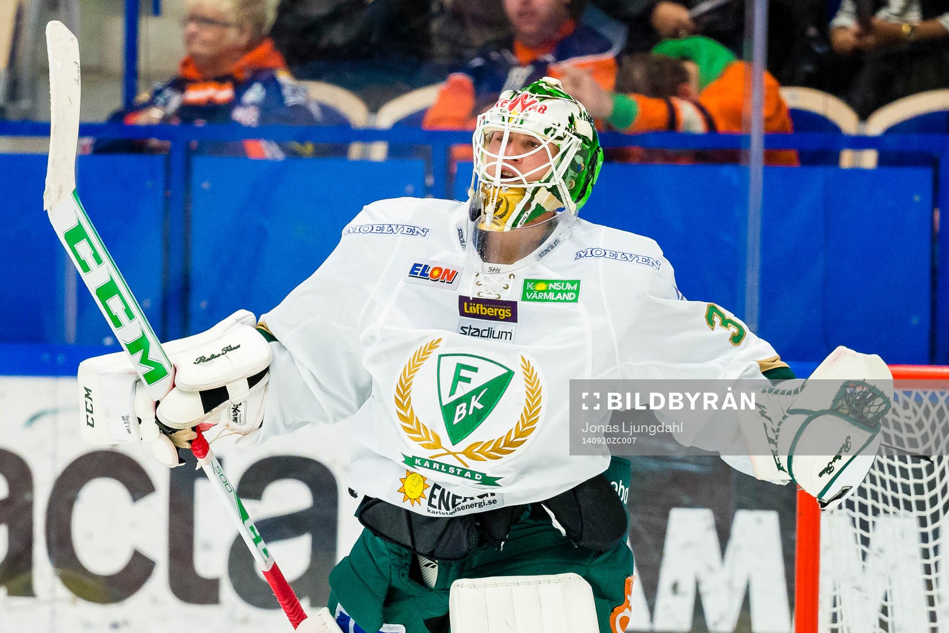 Färjestads målvakt Fredrik Petterson-Wentzel jublar