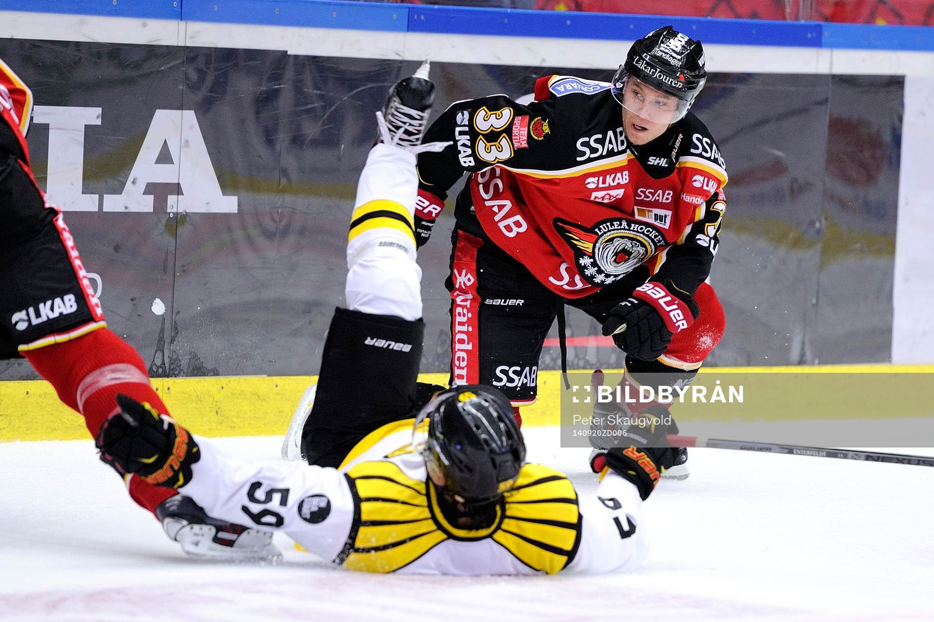 Luleås Andreas Hjelm vräker omkull Brynäs Sebastian