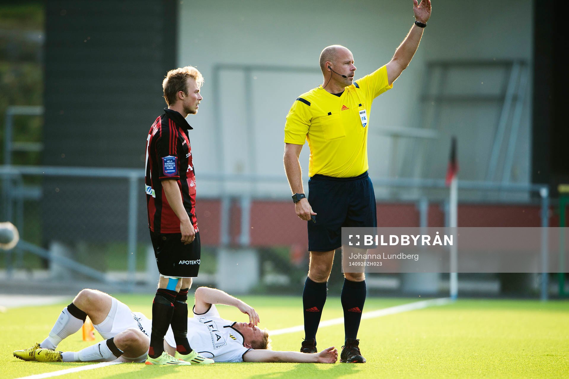 Häckens David Frölund ligger skadad efter en duell under fotbollsmatchen i Allsvenskan mellan Brommapojkarna och Häcken den 20 september 2014 i Stockholm. 