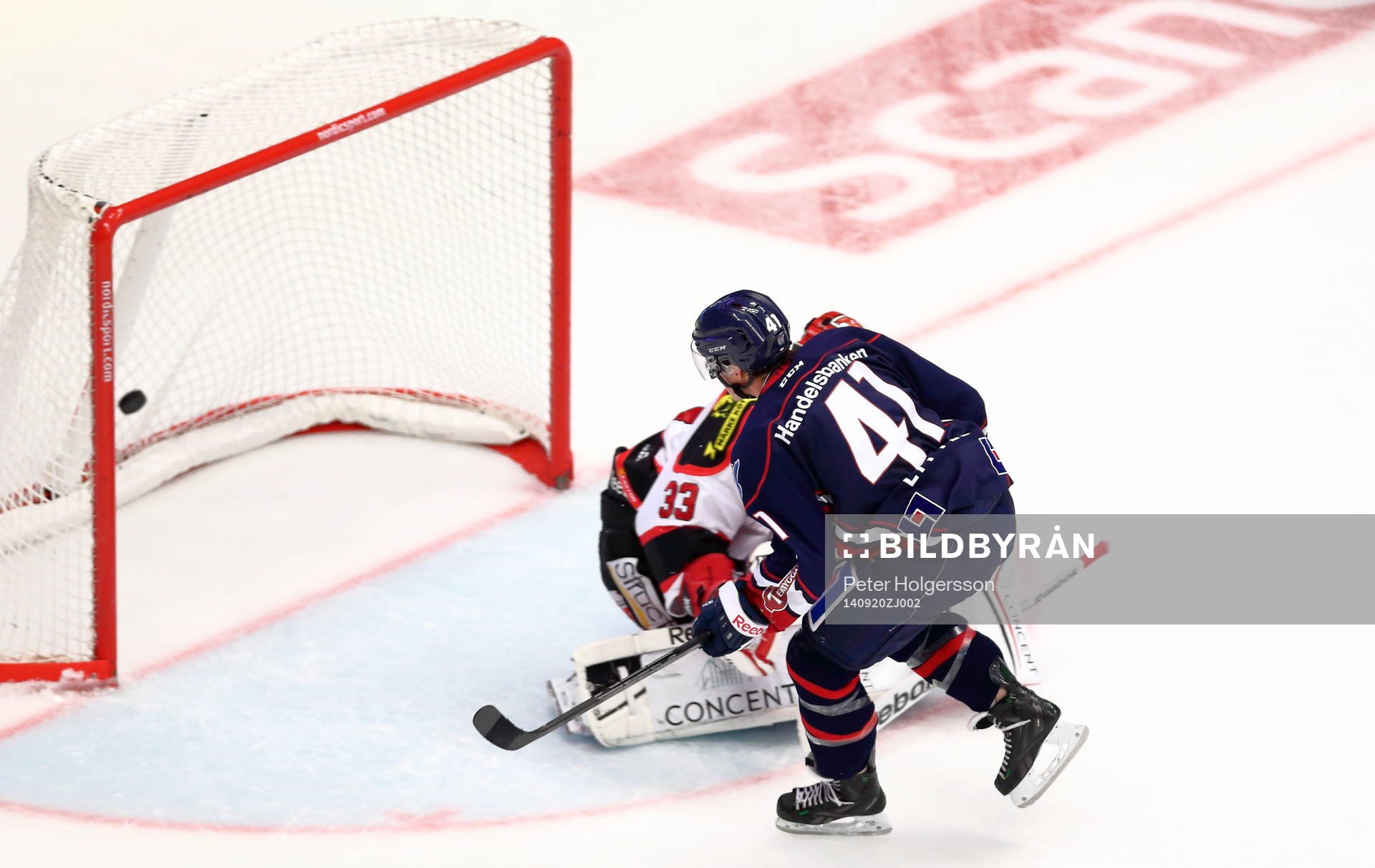Linköpings Broc Little gör mål 1-0 på straff förbi