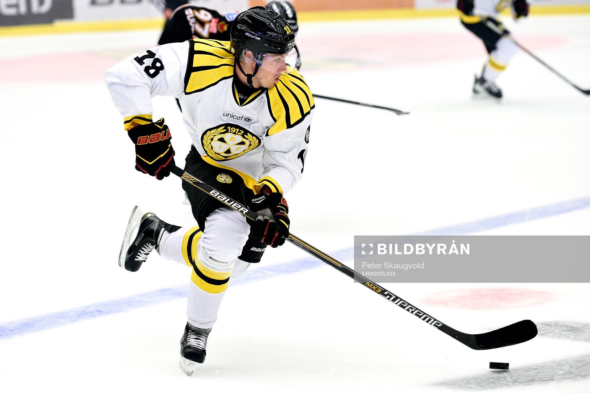 Brynäs Anton Rödin med pucken