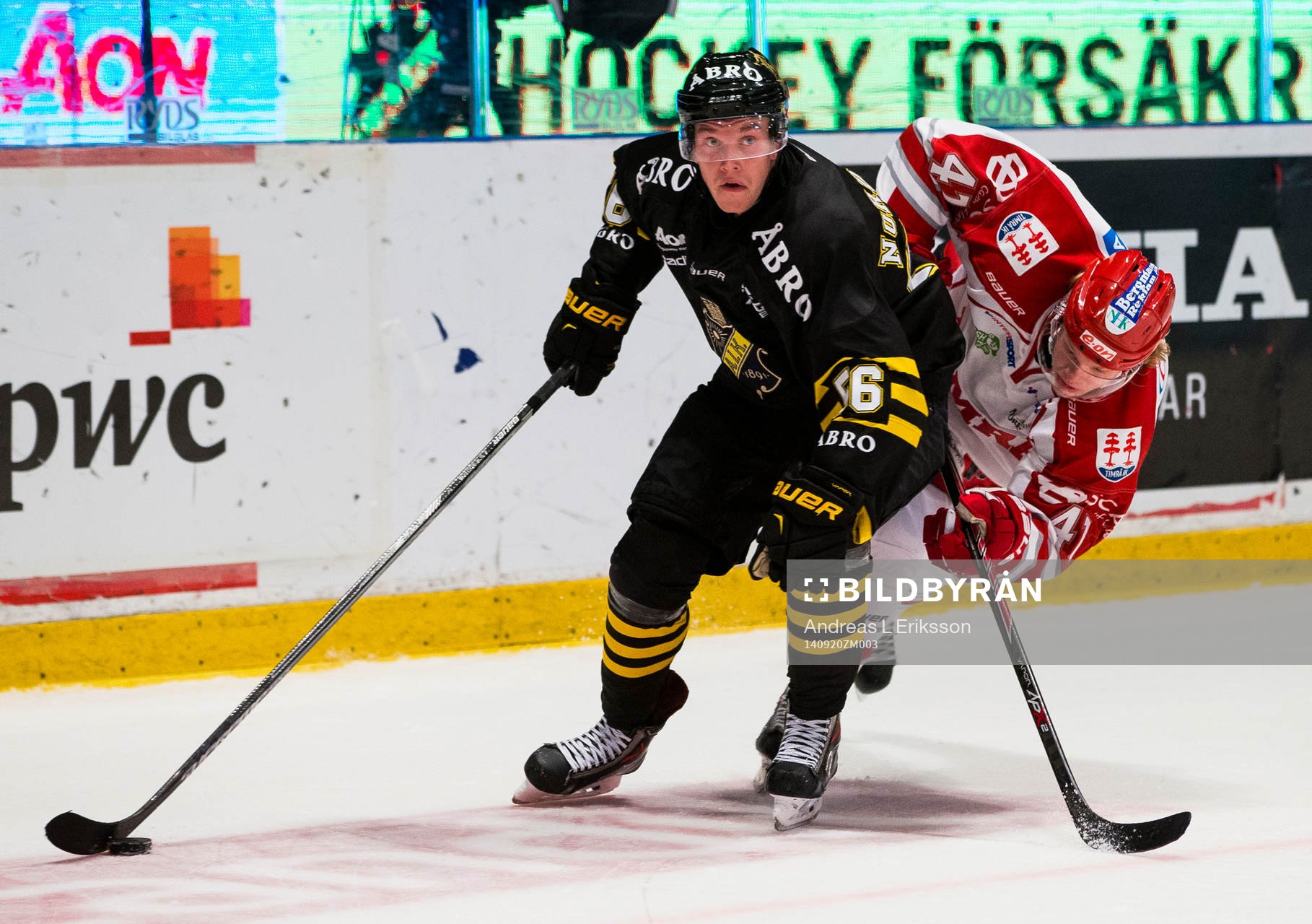 s Dennis Nordström med pucken jagandes av Timrås Ludvig