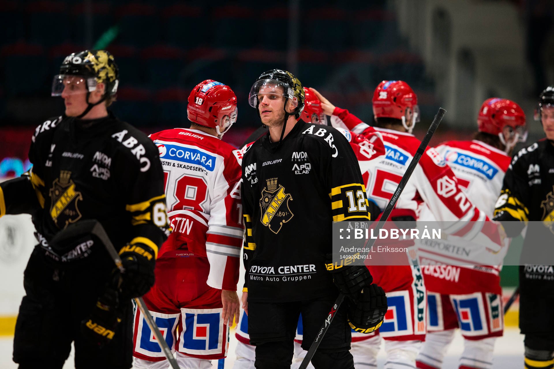 s Fredrik Hynning ser deppig ut medan han tackar Timrås