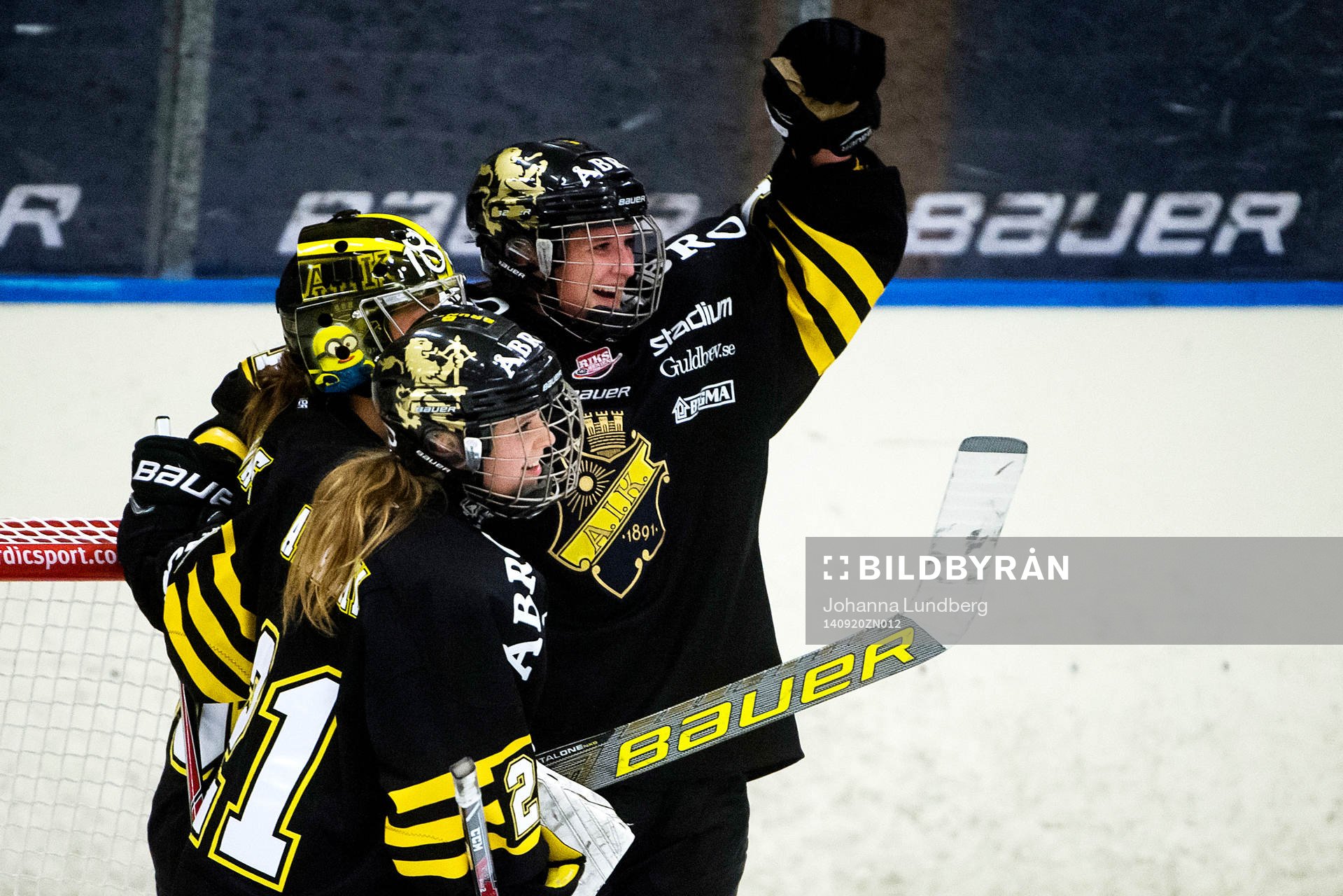 s Emmy Alasalmi (tv) och Sabina Kûller (th) jublar med