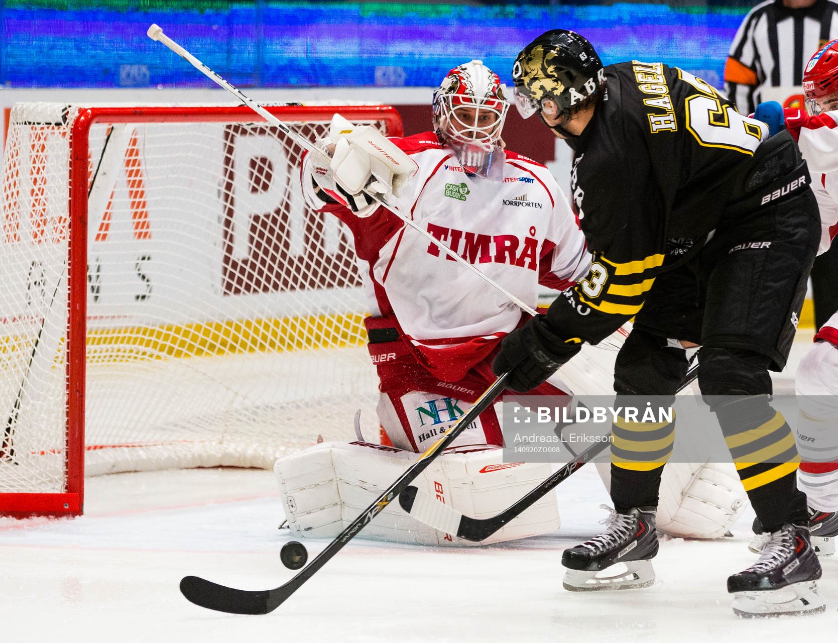 s Joakim Hagelin med pucken framför Timrås målvakt Mika