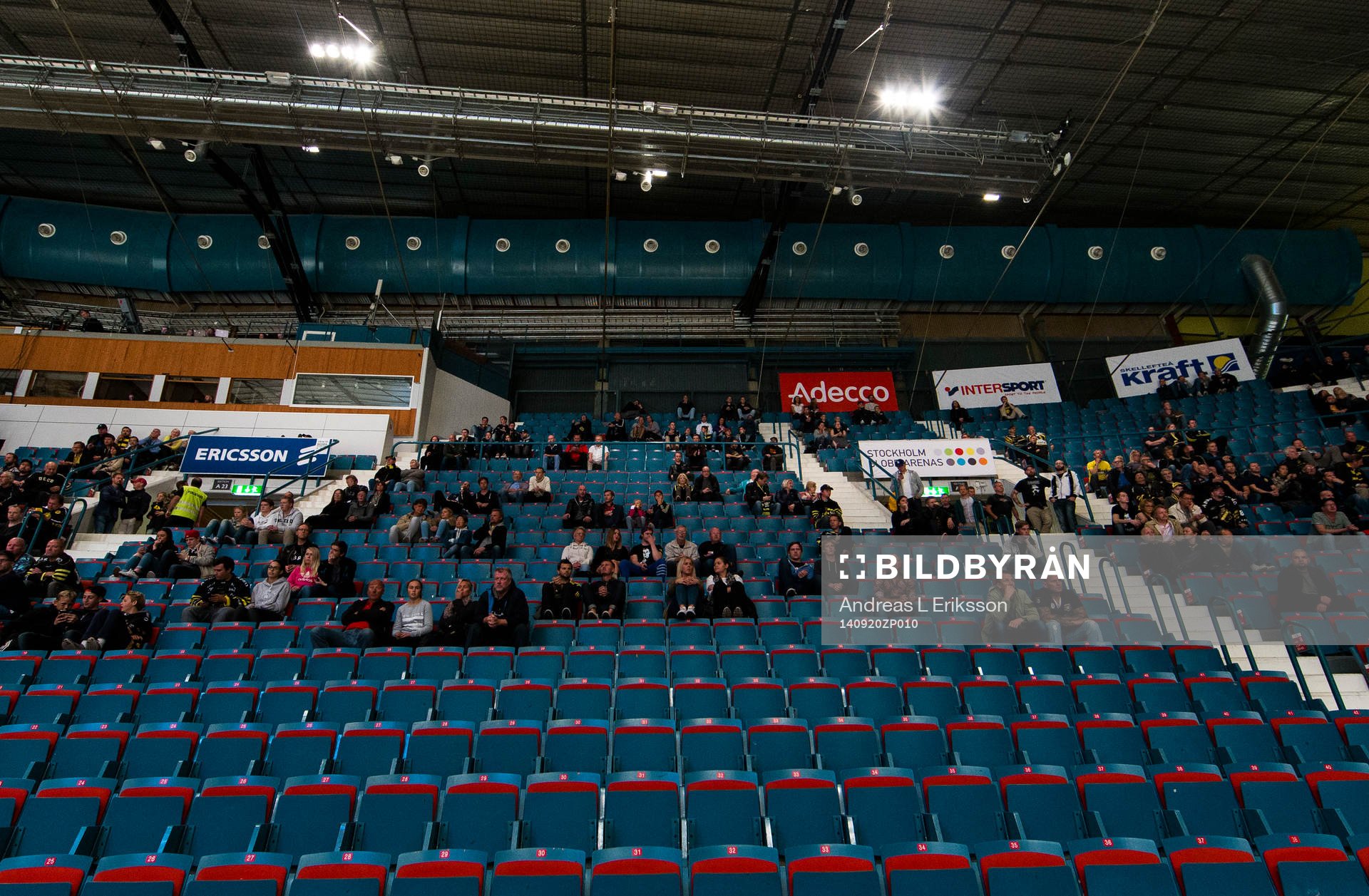 Glest mellan stolarna på läktaren i Hovet