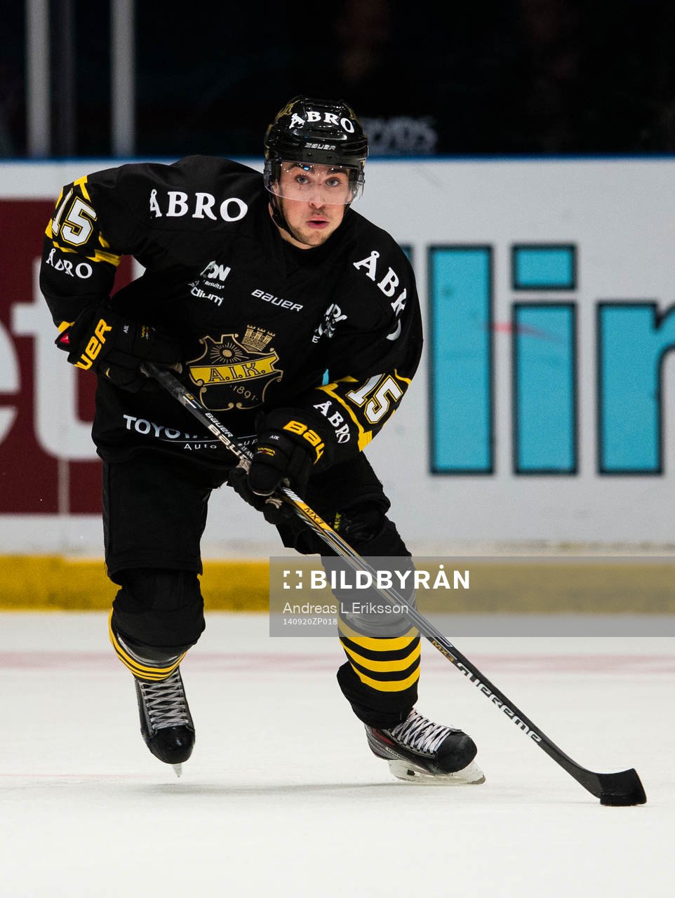 s Jonathan Andersson med pucken