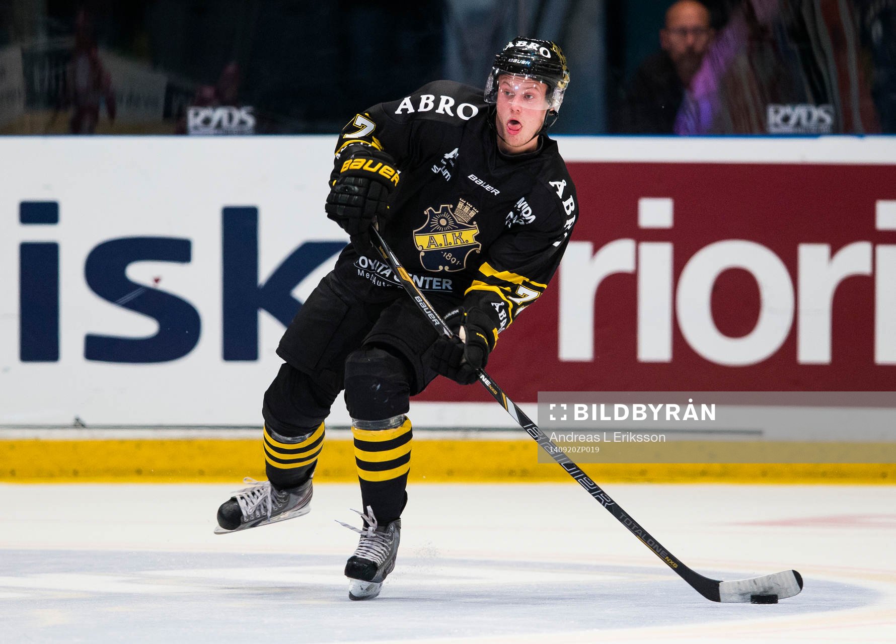 s Jacob Spångberg med pucken