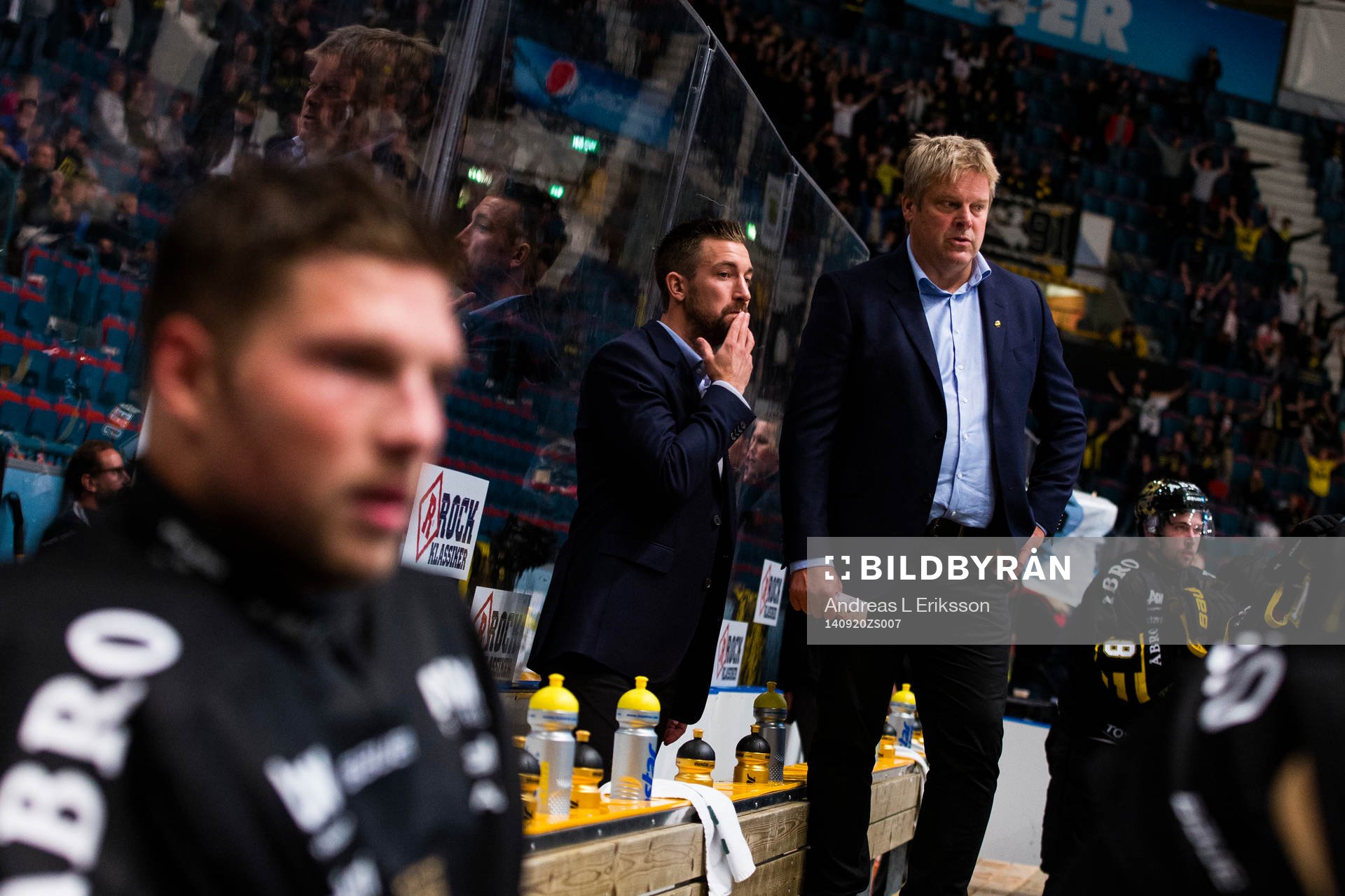 s målvakt Christian Engstrand i förgrunden samt AIK:s