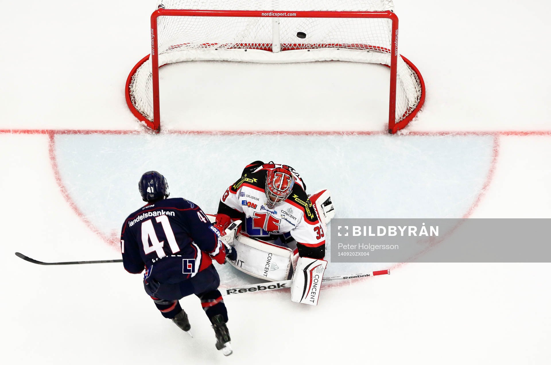 Linköpings Broc Little gör mål 1-0 på straff förbi