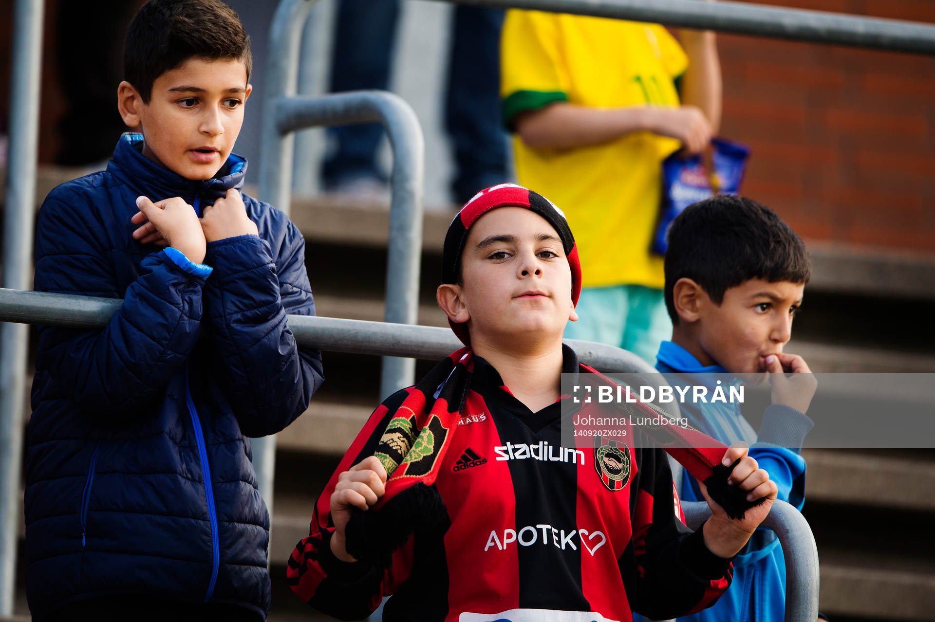 En ung Brommapojkarna supporter deppar på läktaren