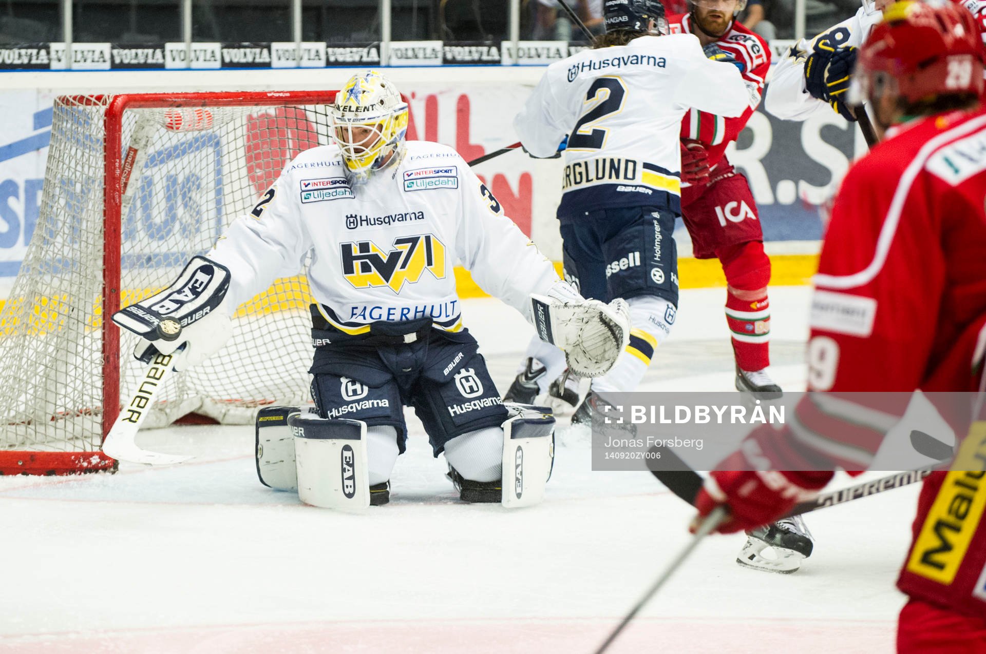 s målvakt Gustaf Wesslau räddar pucken