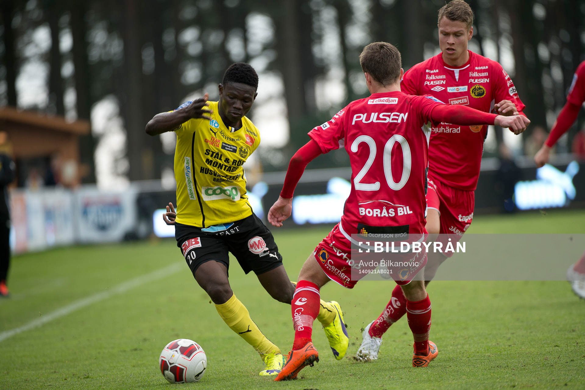 Mjällbys Kwame Bonsu driver bollen förby Elfsborgs Adam