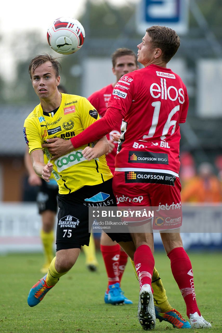 Elfsborgs Viktor Claesson försöker stoppa Mjällbys