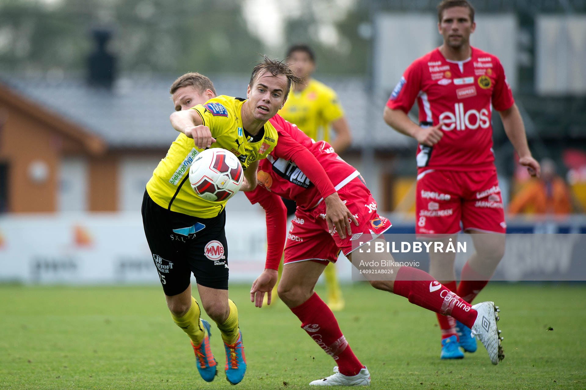 Elfsborgs Viktor Claesson försöker stoppa Mjällbys