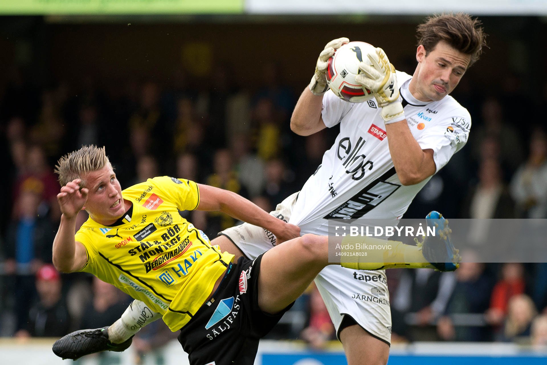 Mjällbys Joel Enarsson  och Elfsborgs målvakt Kevin Stuhr