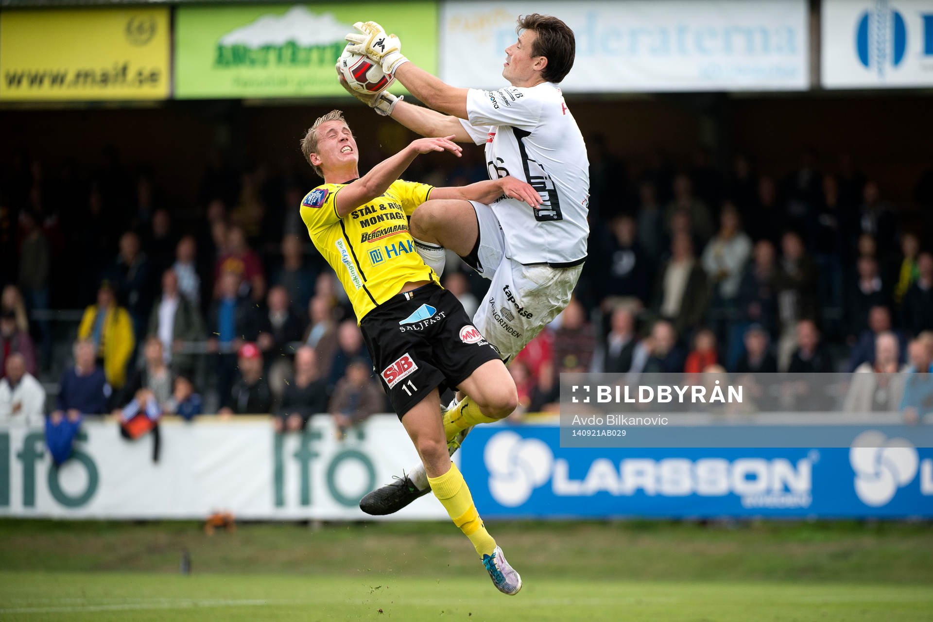Mjällbys Joel Enarsson  och Elfsborgs målvakt Kevin Stuhr