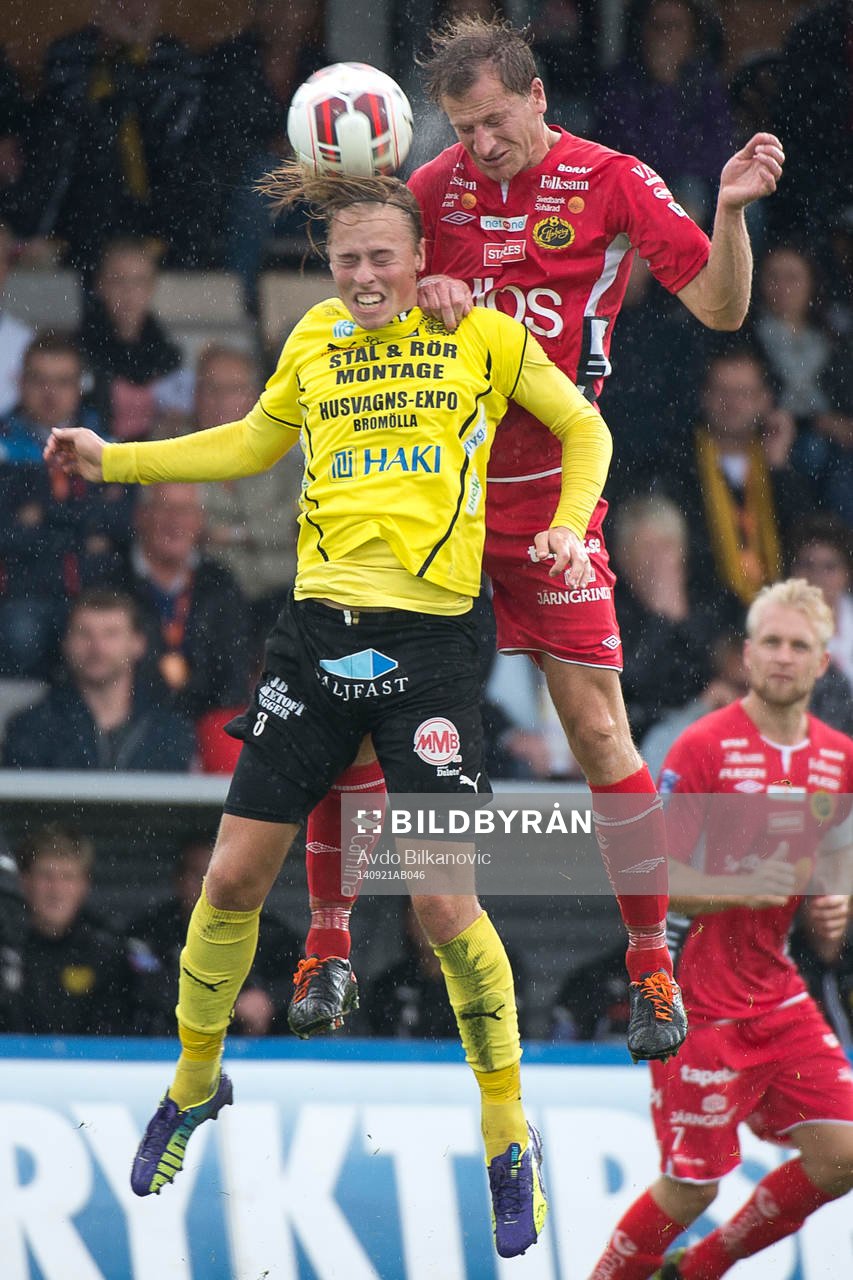Mjällbys Robin Strömberg  och Elfsborgs Daniel Mobaeck i