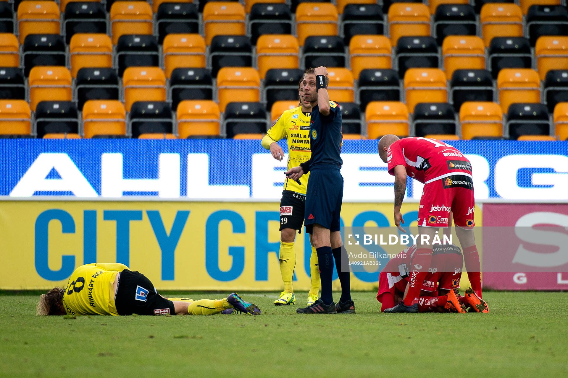 Mjällbys Robin Strömberg krockade med Elfsborgs Adam Lundqvist under fotbollsmatchen i Allsvenskan mellan Mjällby AIF och IF Elfsborg den 21 september 2014 i Mjällby