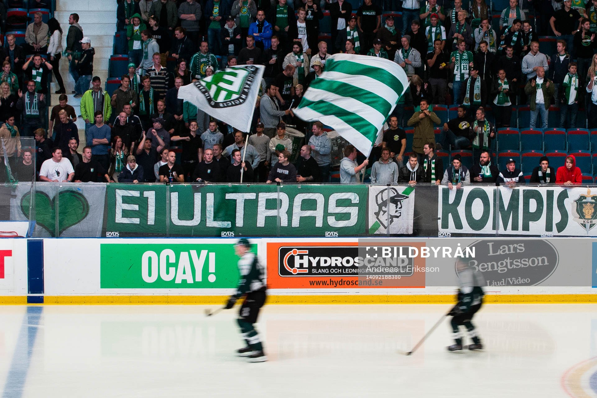 Hammarbys spelare gör entré framför publiken innan