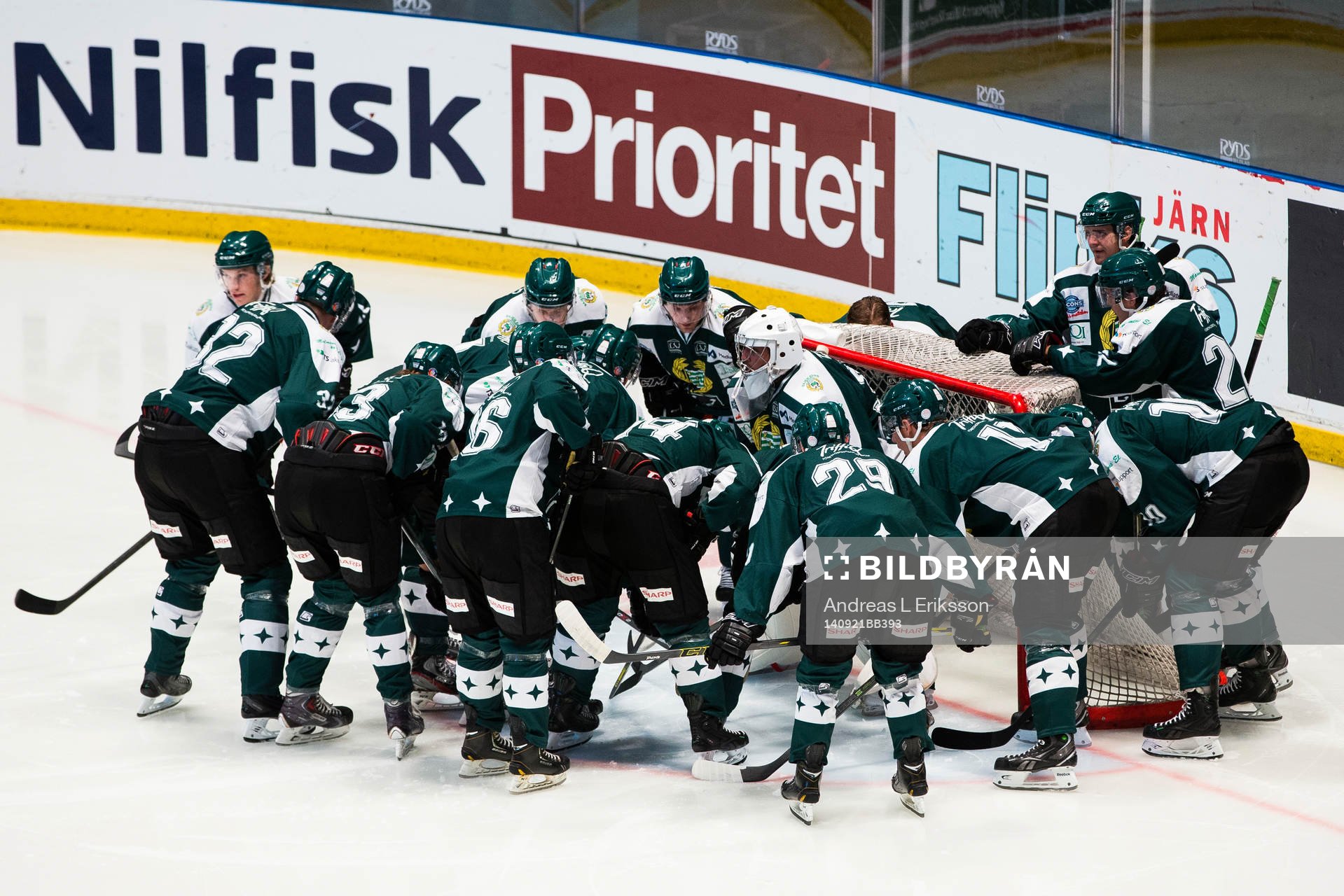 Hammarbys spelare peppar varandra innan ishockeymatchen i