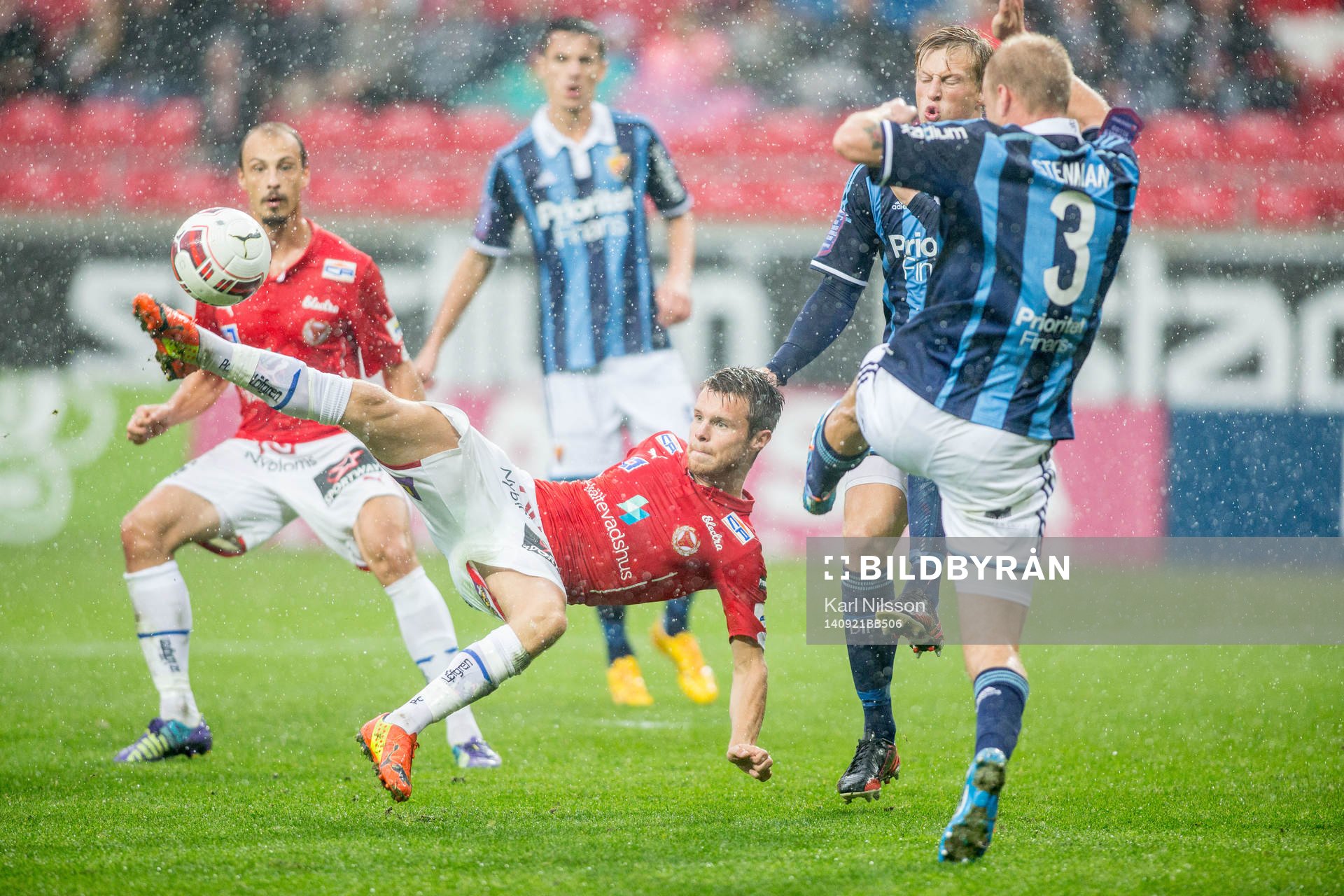 Kalmars Måns Söderqvist under fotbollsmatchen i   Allsvenskan mellan Kalmar och Djurgården den 21 september 2014 i Kalmar.