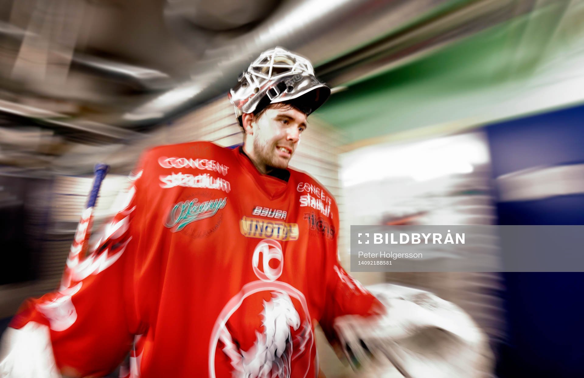 Vita Hästens målvakt Johannes Jönsson på väg mot