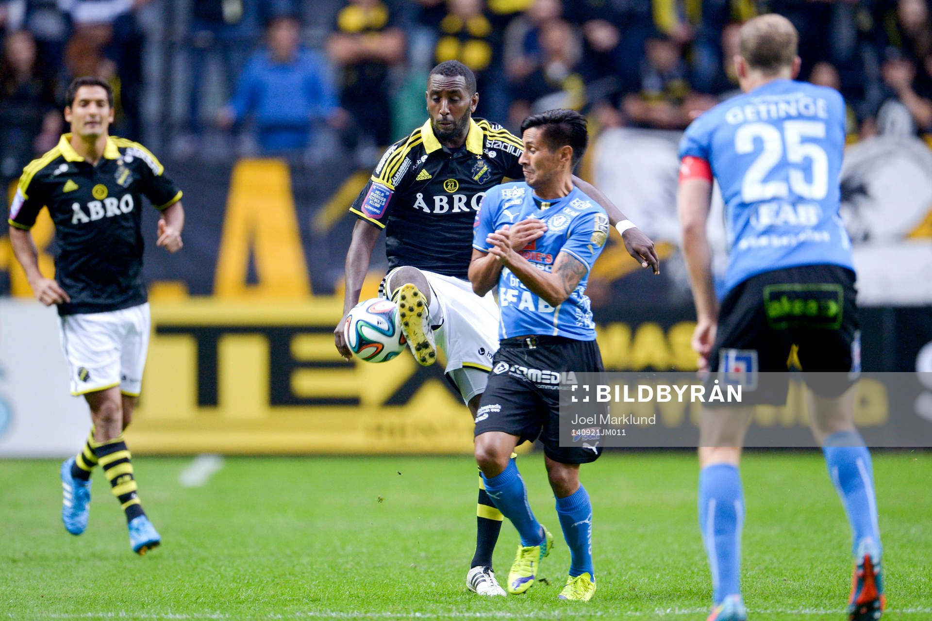 s Henok Goitom och Halmstads Antonio Rojas