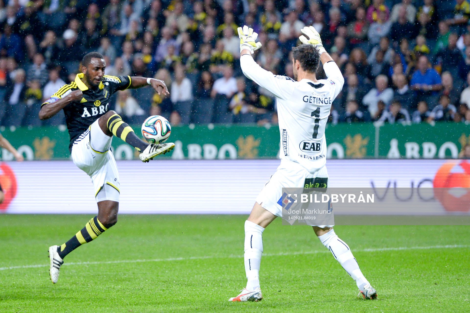 AIK:s Henok Goitom kommer fri mot Halmstads målvakt Stojan Lukic som räddar under fotbollsmatchen i Allsvenskan mellan AIK och Halmstad den 21 september 2014 i Stockholm.
