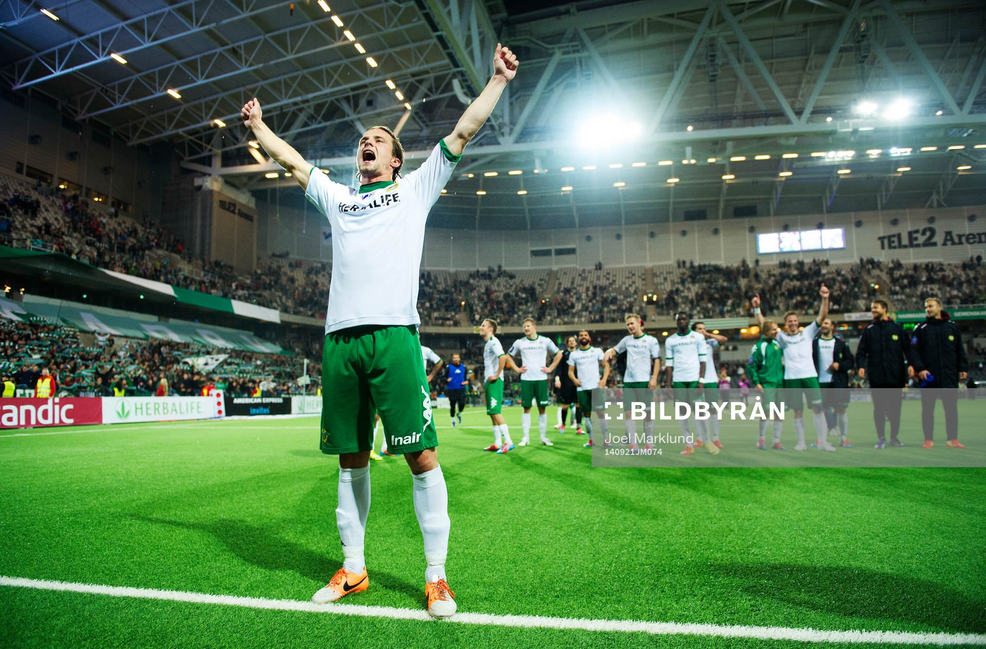 Hammarbys Linus Hallenius jublar och sjunger med fansen