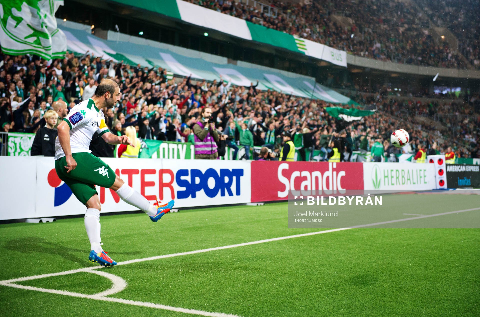 Hammarbys Kennedy Bakircioglu slår en hörna