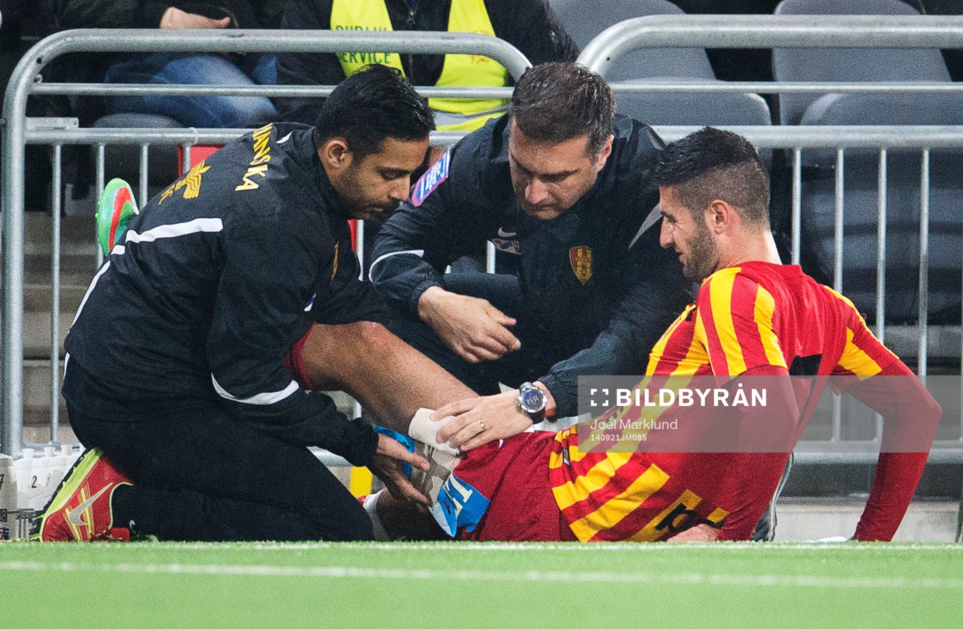 Syrianskas Robert Massi får vård under fotbollsmatchen i Superettan mellan Hammarby och Syrianska den 21 september 2014 i Stockholm.