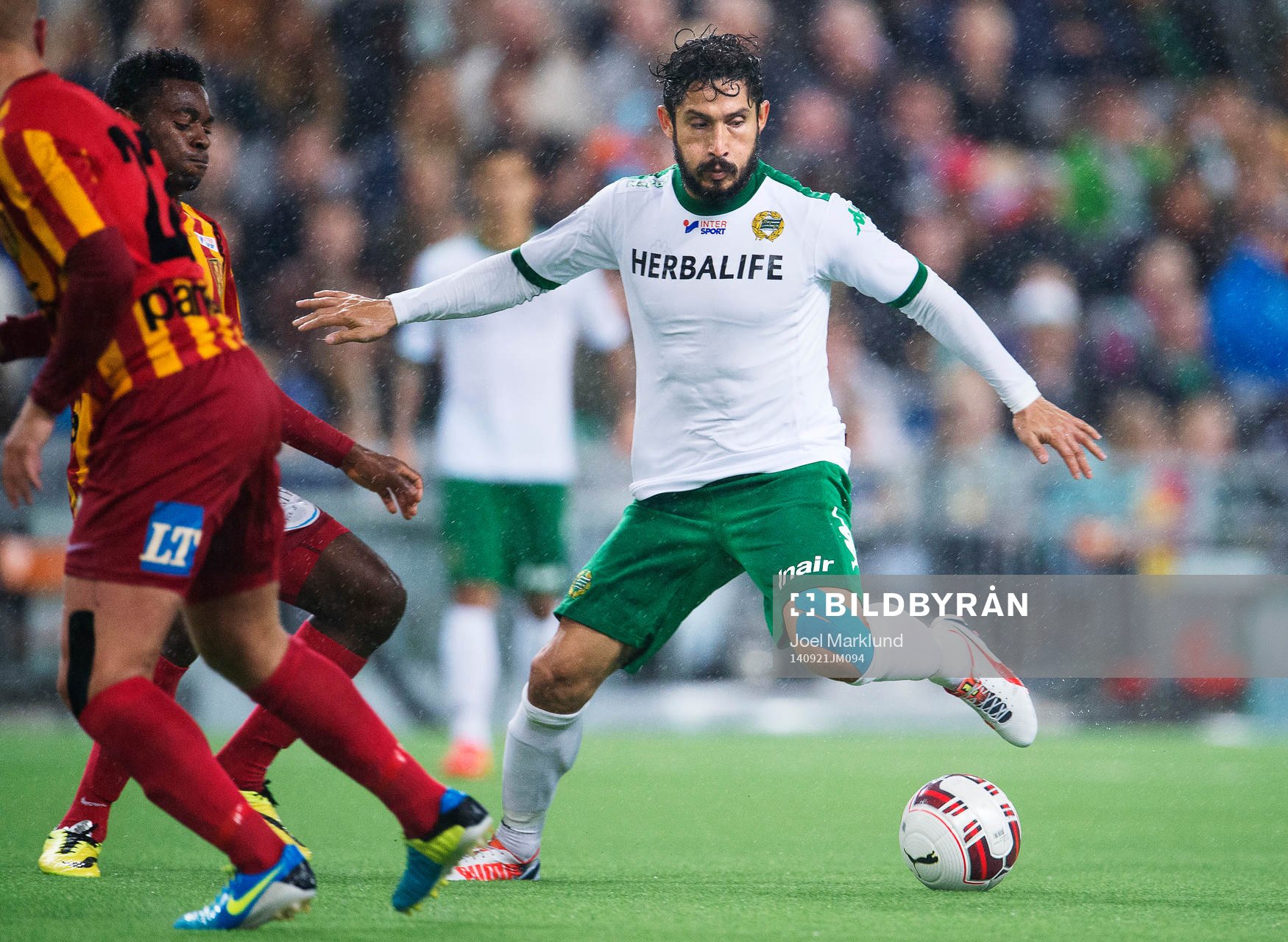 Hammarbys Pablo Pinones-Arce dribblar