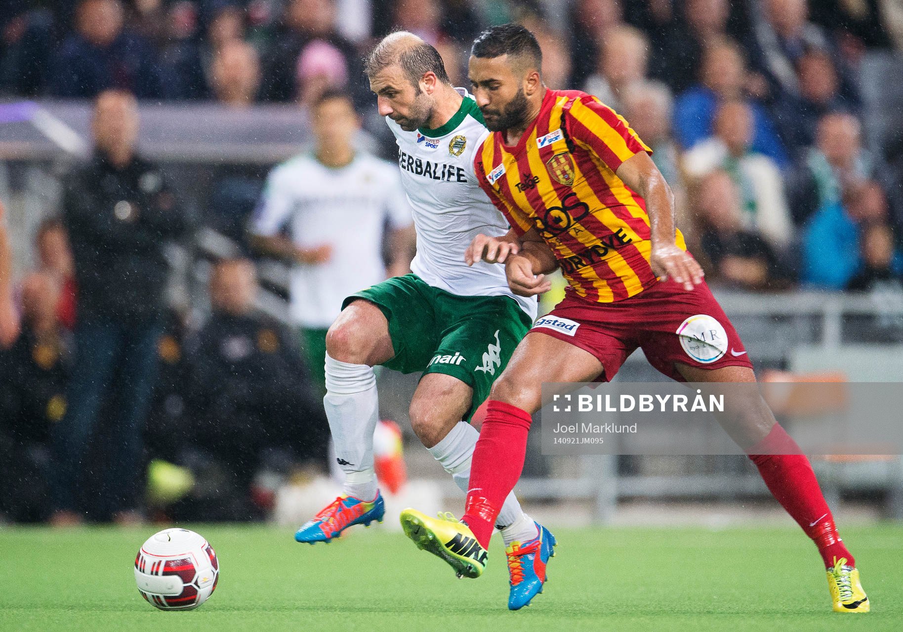 Hammarbys Kennedy Bakircioglu i kamp om bollen med