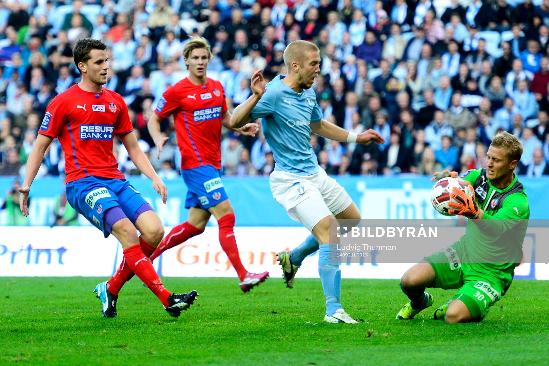Malmö FFs Anton Tinnerholm och Helsingborgs målvakt Pär