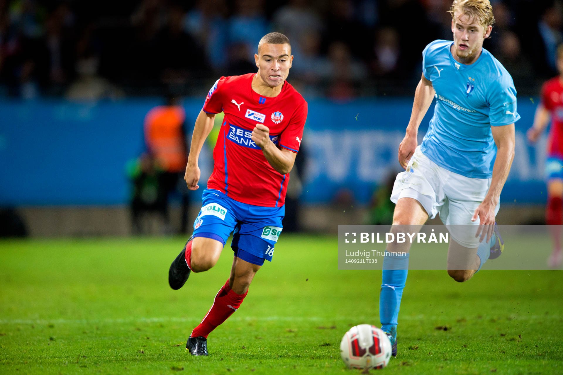 Helsingborgs Jordan Larsson jagar Malmö FFs Filip Helander