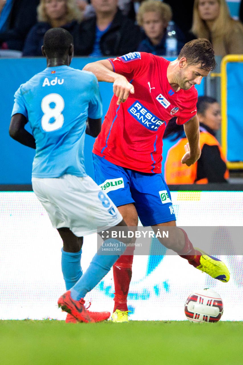 Malmö FFs Enock Kofi Adu bevakar Helsingborgs Mikael