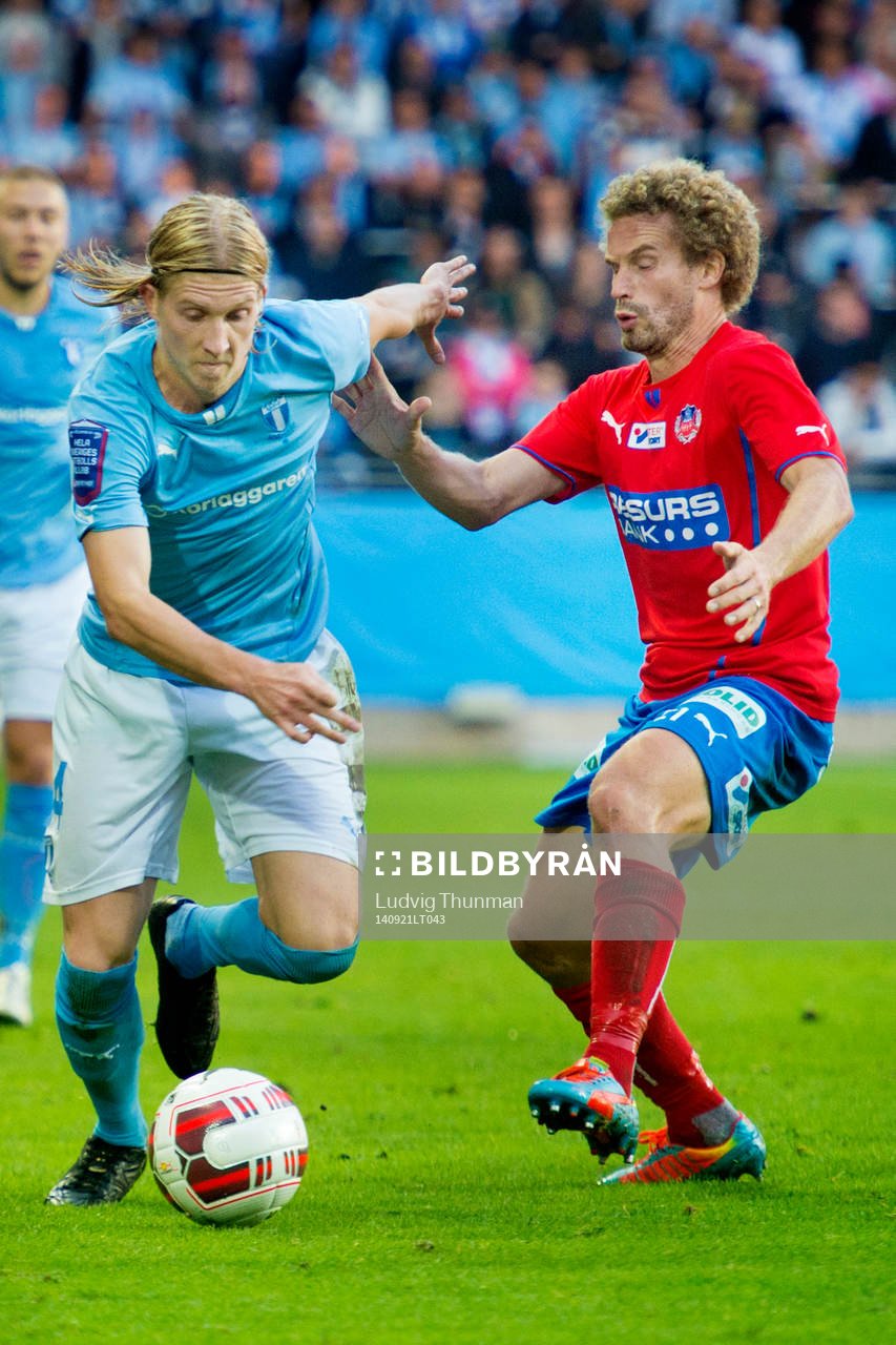 Malmö FFs Simon Kroon jagas av Helsingborgs Christoffer