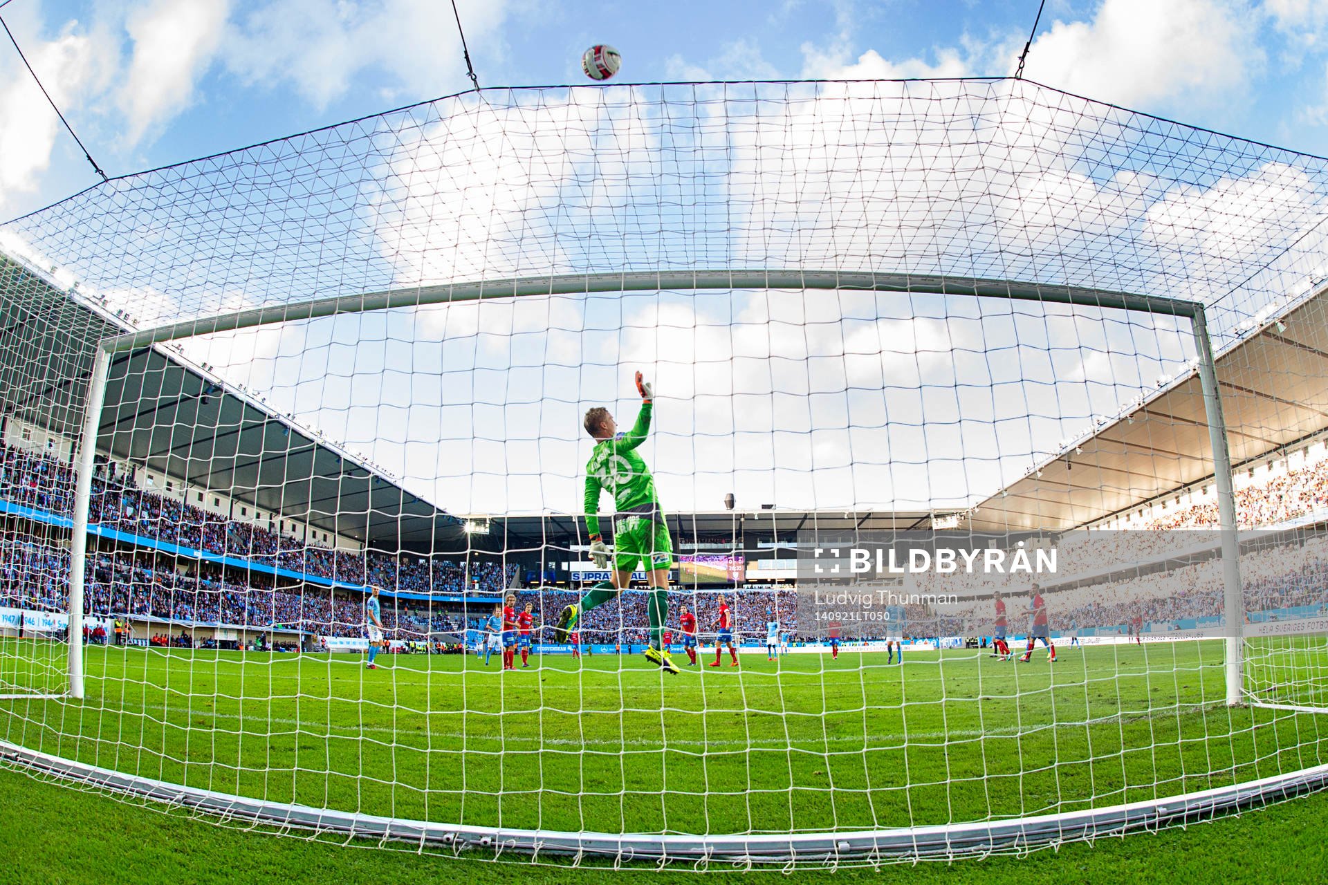 Helsingborgs målvakt Pär Hansson räddar under matchen i Allsvenskan mellan Malmö FF och Helsingborg den 21 september 2014 i Malmö. 