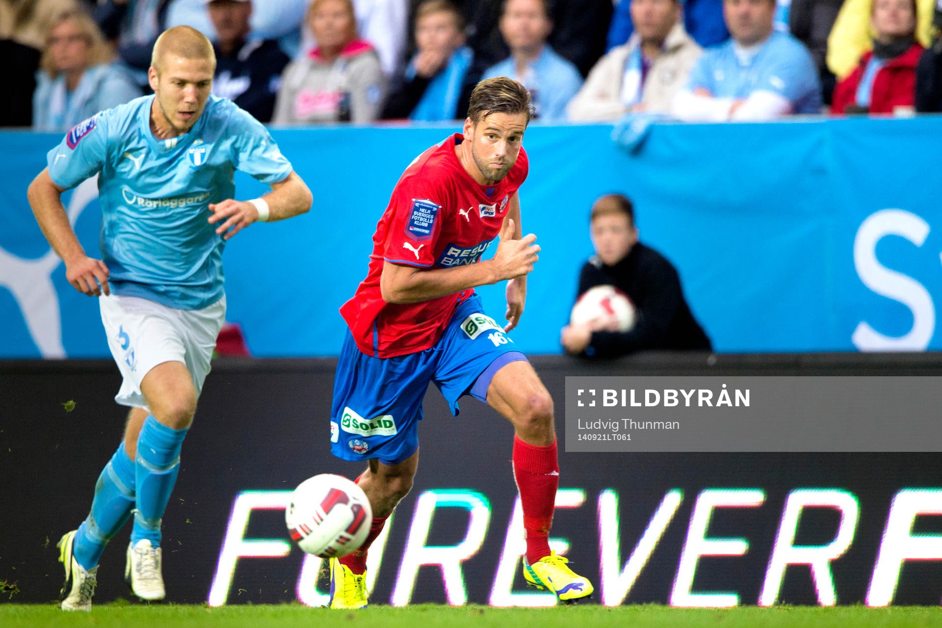 Malmö FFs Anton Tinnerholm och Helsingborgs Mikael Dahlberg jagar boll under matchen i Allsvenskan mellan Malmö FF och Helsingborg den 21 september 2014 i Malmö. 