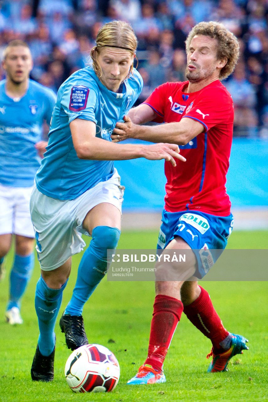 Malmö FFs Simon Kroon i kamp med Helsingborgs Christoffer Andersson under matchen i Allsvenskan mellan Malmö FF och Helsingborg den 21 september 2014 i Malmö.