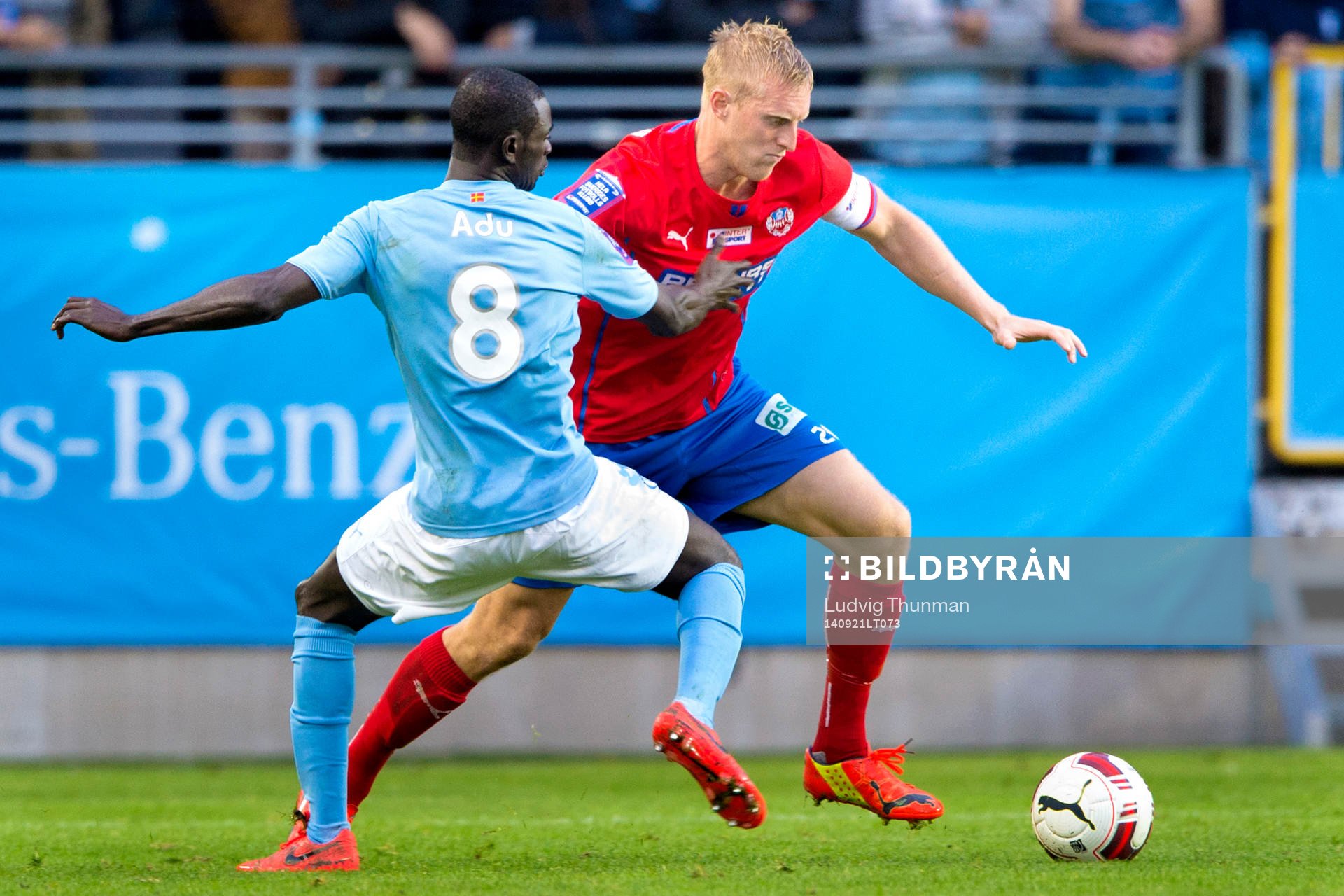 Malmö FFs Enock Kofi Adu jagar Helsingborgs Peter Larsson