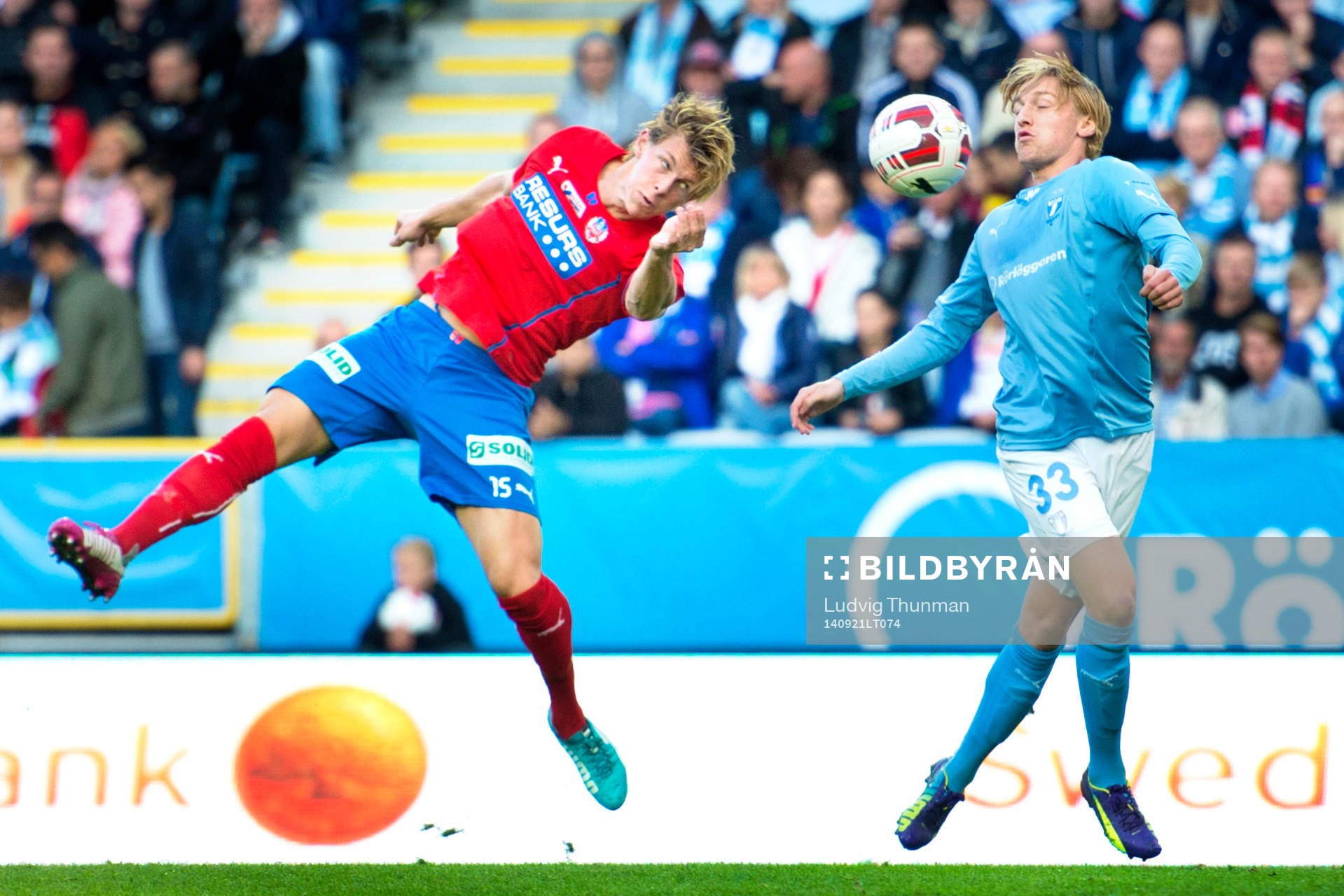 Helsingborgs Emil Krafth missar precis att nicka undan passningen till Malmö FFs Emil Forsberg under matchen i Allsvenskan mellan Malmö FF och Helsingborg den 21 september 2014 i Malmö. 