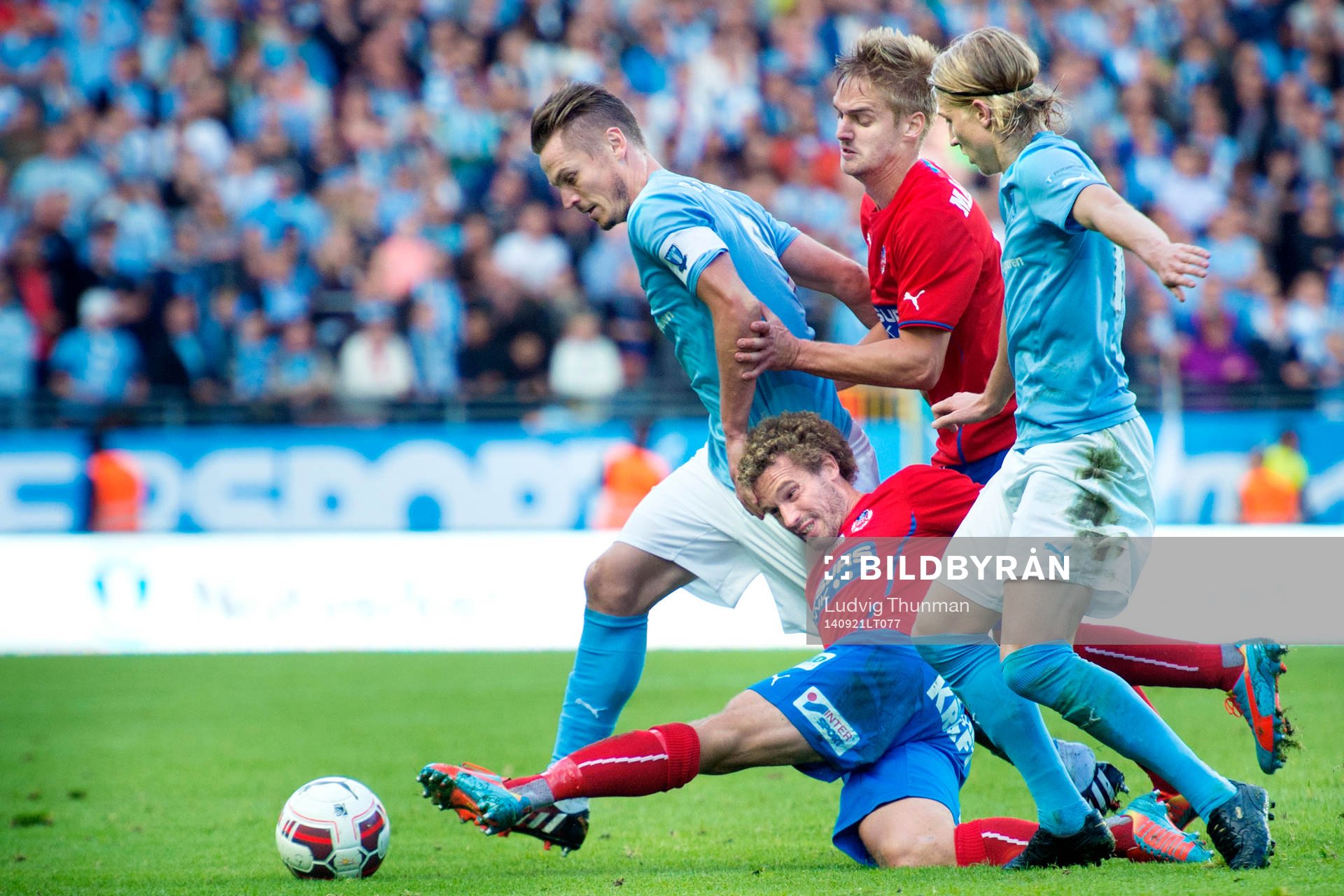 Malmö FFs Markus Rosenberg tar sig förbi Helsingborgs
