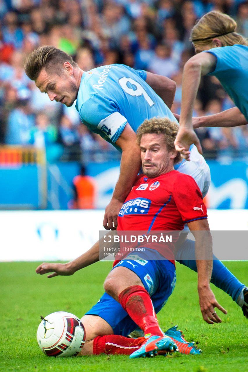 Malmö FFs Markus Rosenberg tar sig förbi Helsingborgs