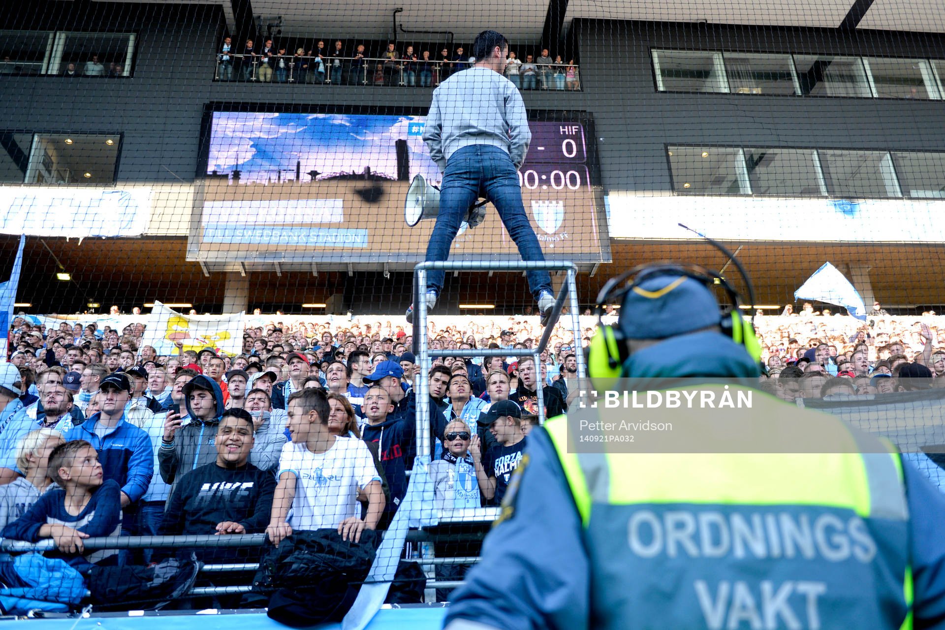 Ordningsvakt framför +msupportrar