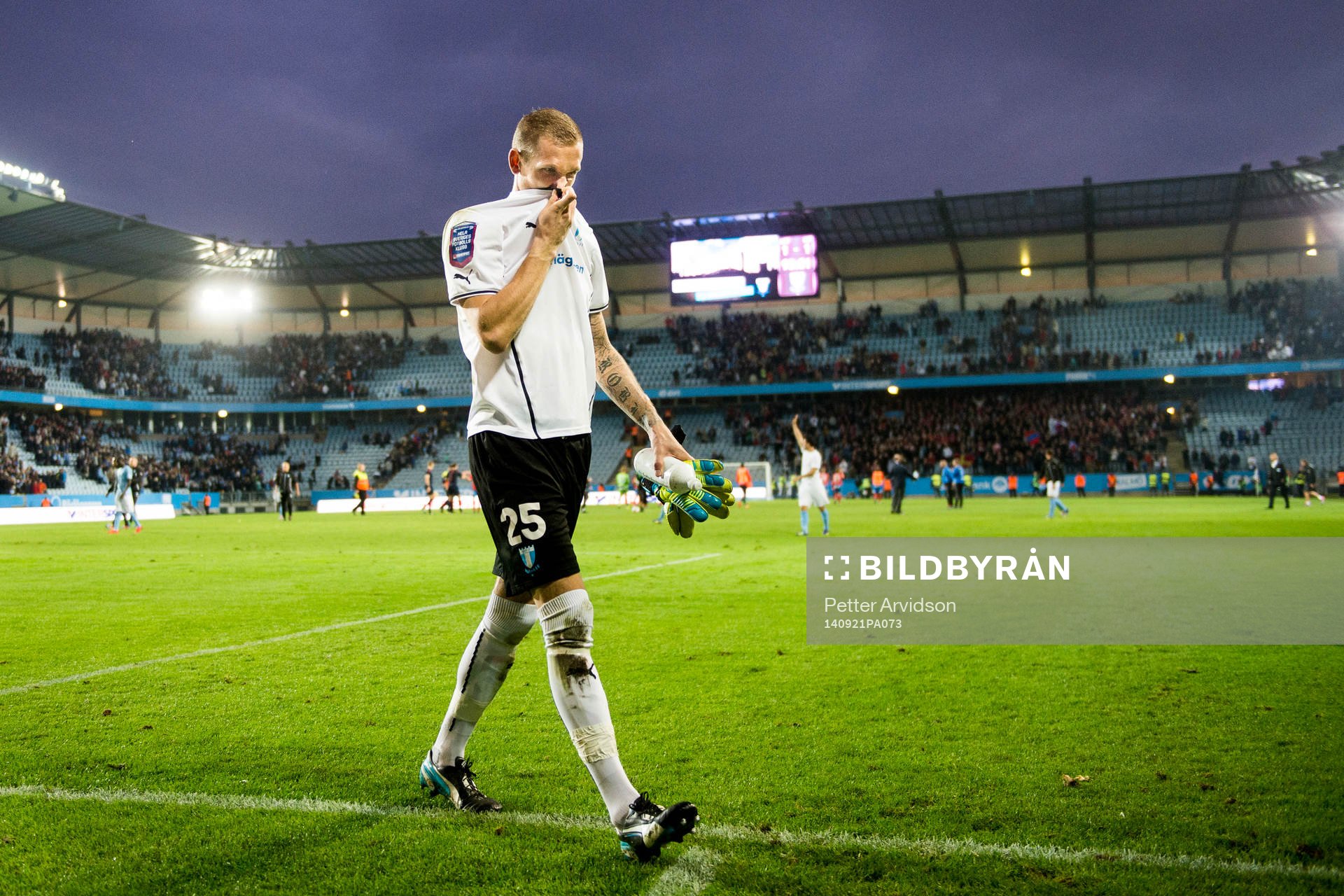 Malmö FFs målvakt Robin Olsen deppar