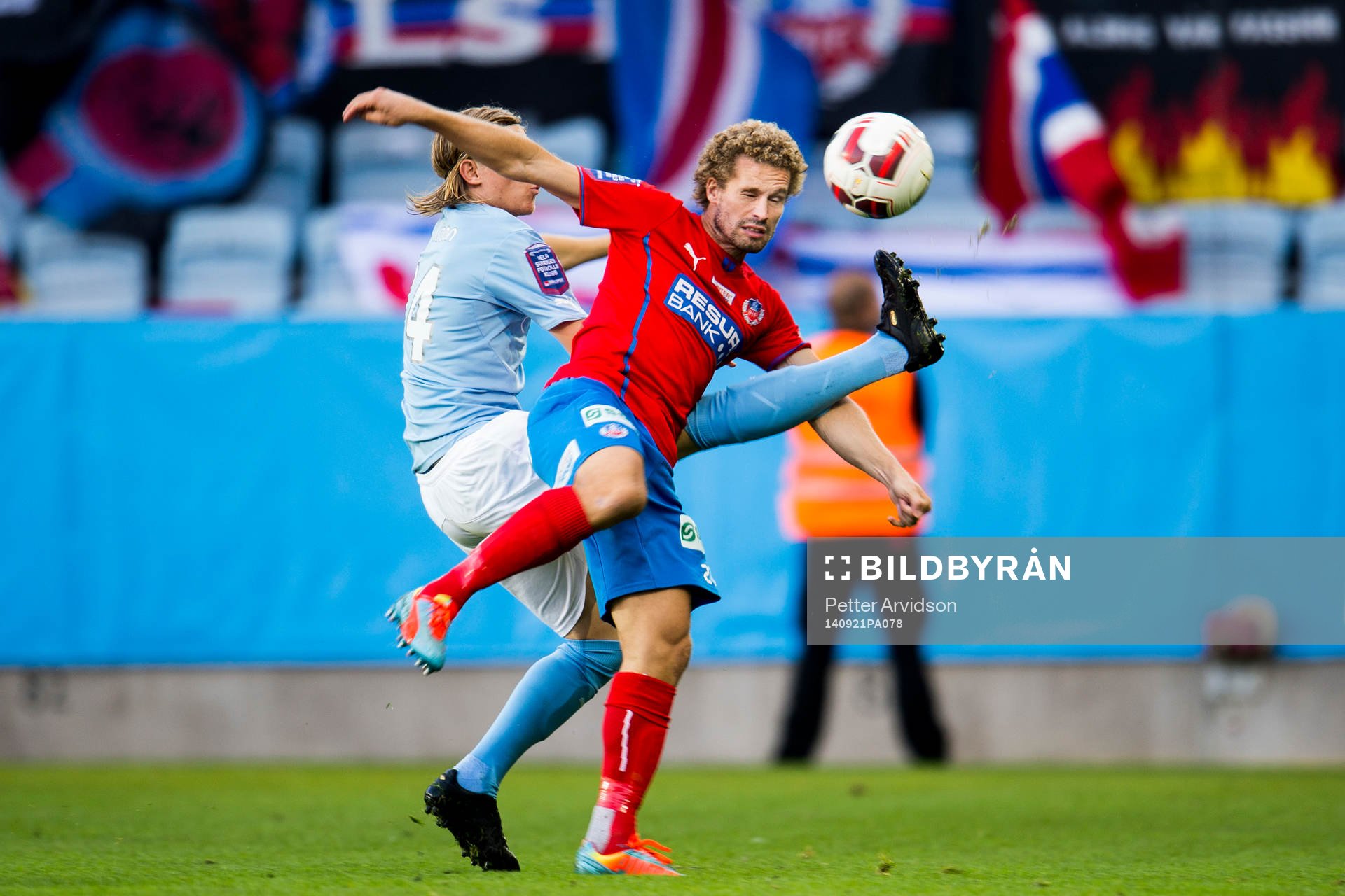 Helsingborgs Christoffer Andersson i kamp med Malmö FFs Simon Kroon under matchen i Allsvenskan mellan Malmö FF och Helsingborg den 21 september 2014 i Malmö.