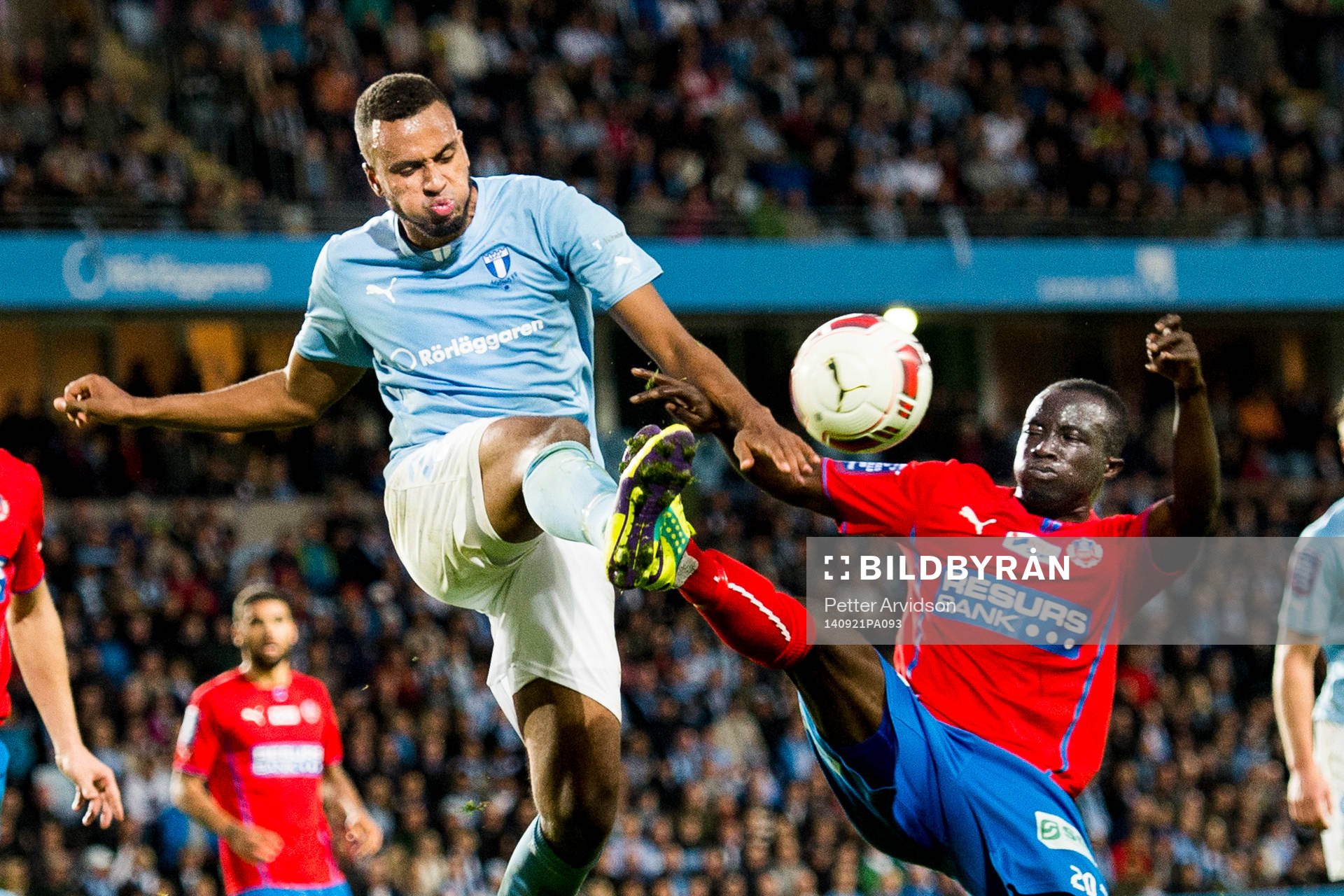 Malmö FFs Isaac Kiese Thelin i kamp om bollen med